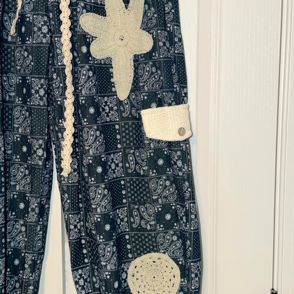 💕NWOT: POL Floral Patchwork Joggers With Crochet Detail - Picture 4 of 12